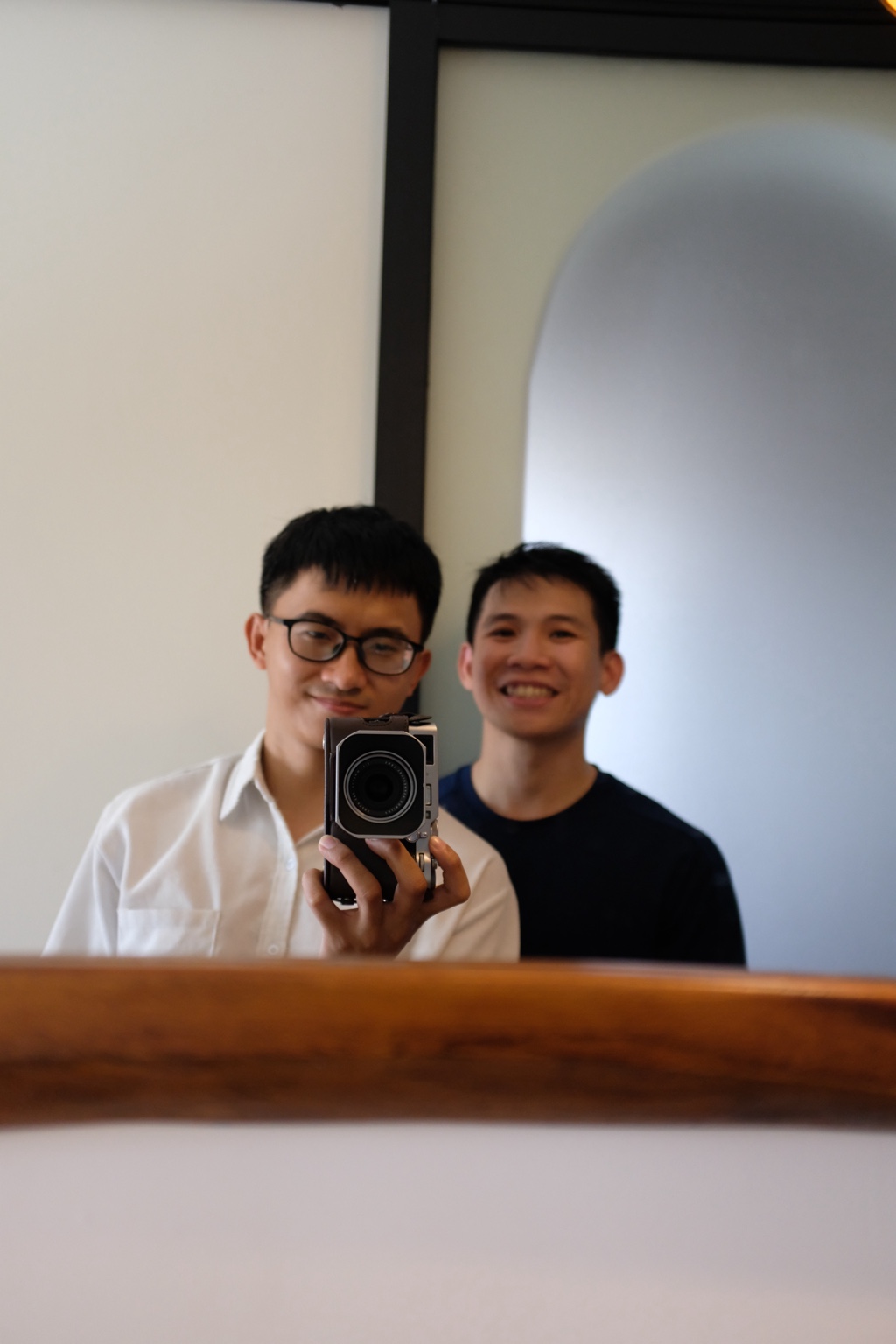 Ảnh hai người trong gương